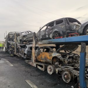 FOTÓK: Kiégett reggel egy autószállító tréler az M86-os autóúton