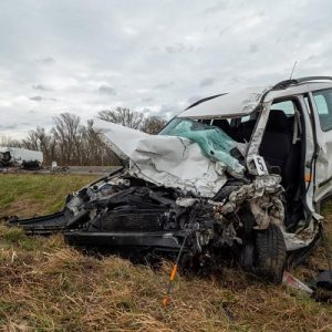FOTÓK: Frontális karambol történt reggel a 6-oson – Két fiatal halt meg a balesetben