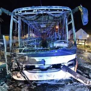 VIDEÓ: Lángoló motortérrel haladt egy busz – Egy autós jelezte a sofőrnek, hogy baj van