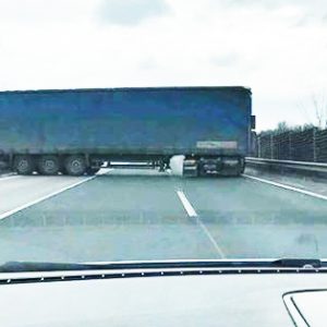Fotók: Hihetetlen, de ez ma megtörtént az M2-esen. Megfordult a román kamionos