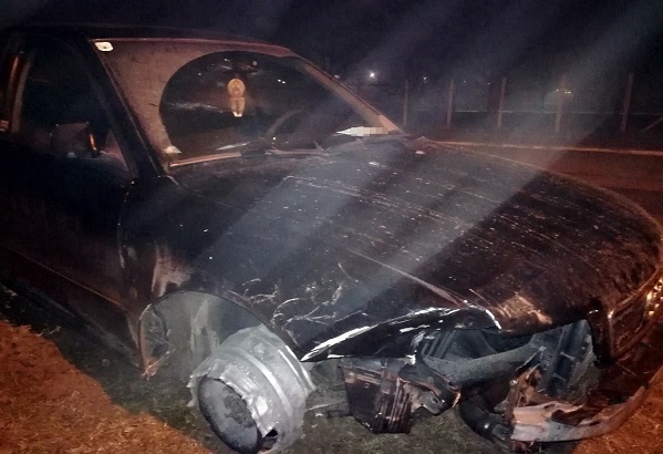 FOTÓK: Törött autója jobb első kerekén nem volt gumiabroncs – Így kocsikázott a 21 éves fiatal