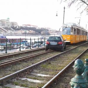 Fogalma sem volt a sofőrnek, hogy került a sínekre – Megszólalt a 2-es villamos vezetője