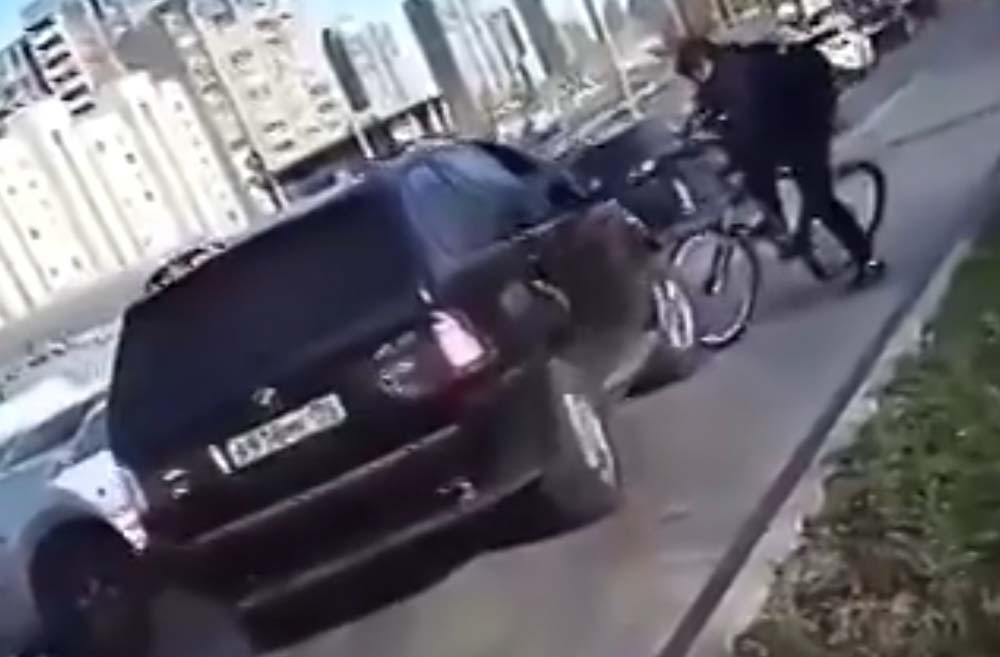 VIDEÓ: Elállta a tahó autós útját a bringás, alaposan elbántak vele