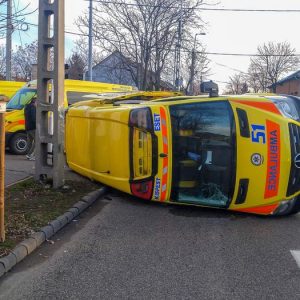 Mentőautó burult fel egy reggeli balesetben, a 20. kerületben