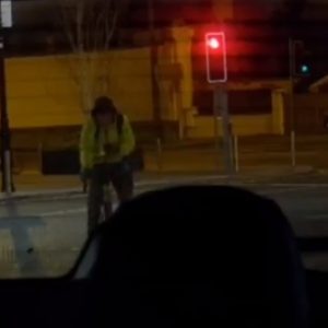 VIDEÓ: A rendőrség új videója tökéletesen bemutatja, nem csak vezetés közben veszélyes mobilozni
