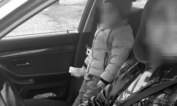 FOTÓK: Ezt soha ne csináld! – Az ülésen ácsorogva, biztonsági öv nélkül utaztatta gyermekét egy autós