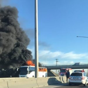 FOTÓK: Kigyulladt és teljesen kiégett egy Volánbusz az M3-as autópályán reggel