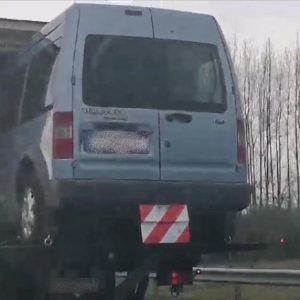 FOTÓK: Lenyitott emelőhátfallal közlekedett az M5-ön, hogy felférjen még egy autó