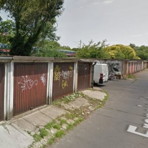 Elbontatják a bérlőkkel a garázsokat a 14. kerületi Francia úton, hogy helyükön 450 férőhelyes parkoló legyen