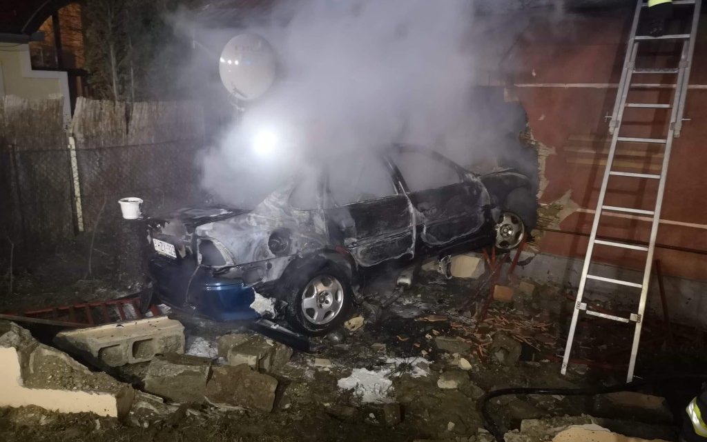 VIDEÓ: Ház falának ütközött, majd kigyulladt egy autó tegnap Veresegyházon – Az autó sofőrje elmenekült VIDEÓ: Ház falának ütközött, majd kigyulladt egy autó tegnap Veresegyházon – Az autó sofőrje elmenekült