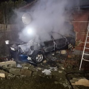 VIDEÓ: Ház falának ütközött, majd kigyulladt egy autó tegnap Veresegyházon – Az autó sofőrje elmenekült