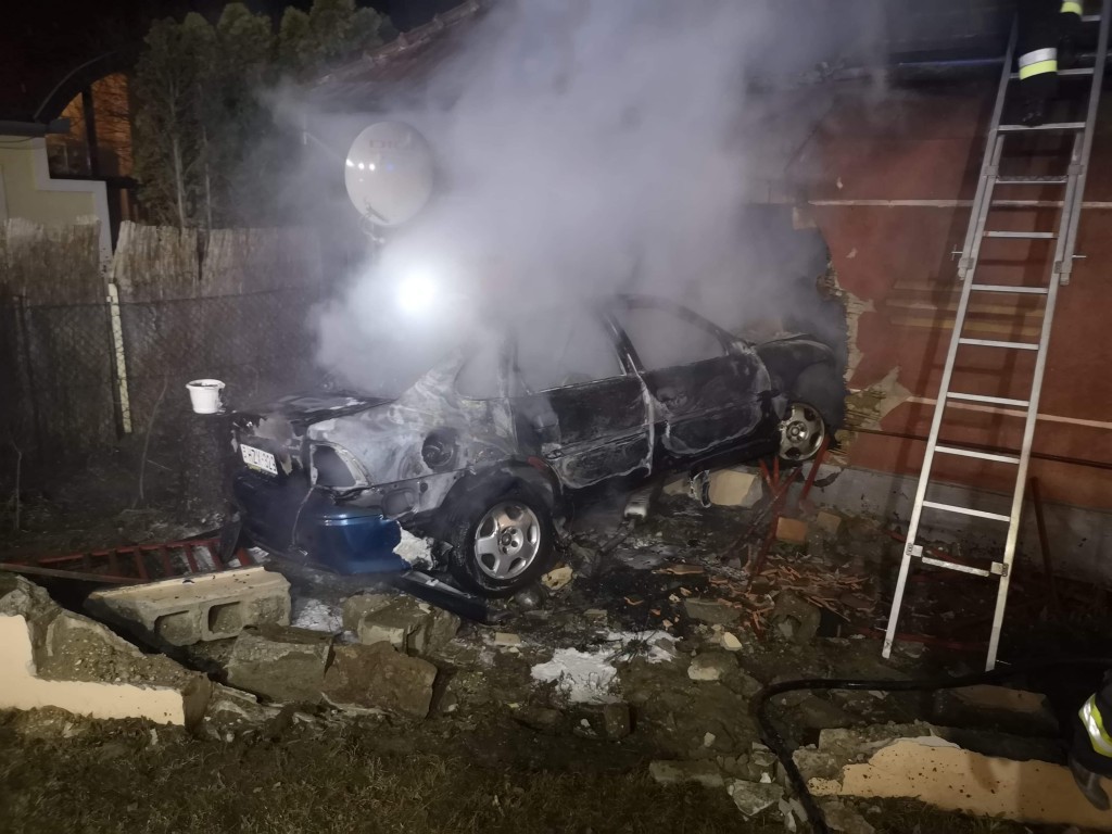 VIDEÓ: Ház falának ütközött, majd kigyulladt egy autó tegnap Veresegyházon – Az autó sofőrje elmenekült