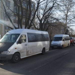 FOTÓK: Spaniferrel vontattak egy motorhibás kisbuszt, amihez egy személygépkocsit szállító tréler volt kapcsolva