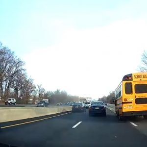 VIDEÓ: Igazi tahó – képes volt az autós az iskolabusz előtt büntetőfékezni
