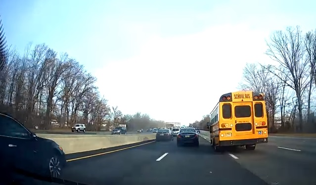 VIDEÓ: Igazi tahó – képes volt az autós az iskolabusz előtt büntetőfékezni