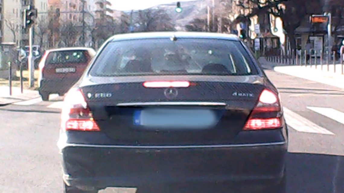 VIDEÓ: Na ez büntifék volt a 11. kerületben! Az előzmény egy rövid duda volt, mert nem indult el VIDEÓ: Na ez büntifék volt a 11. kerületben! Az előzmény egy rövid duda volt, mert nem indult el