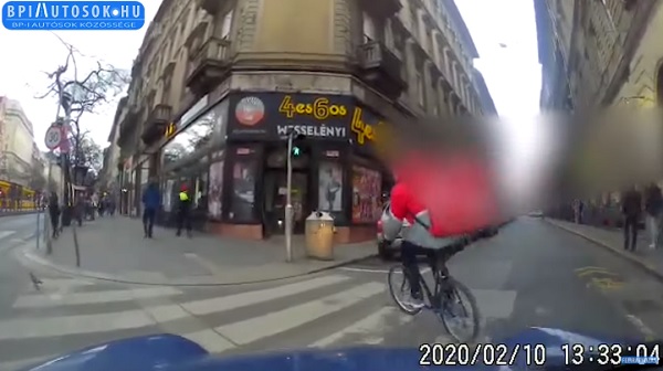 VIDEÓ: Kamikáze bringás futár – A kaja melegen jó, de a testi épséged azért lehetne fontosabb