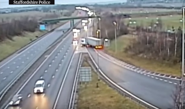 VIDEÓ: Eltévesztette az irányt, majd megfordult egy kamionos az autópályán – 6 hónap börtön járt érte