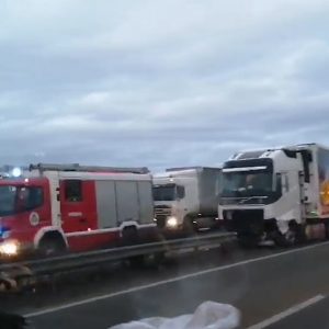 VIDEÓ: A szalagkorlátra futott egy kamion az M1-esen