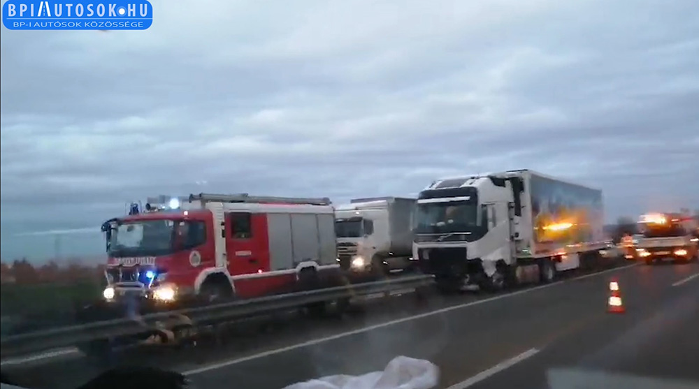 VIDEÓ: A szalagkorlátra futott egy kamion az M1-esen