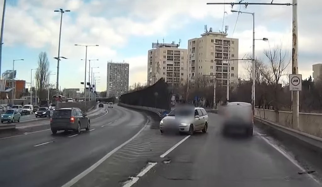VIDEÓ: Megint nehéz kedd reggele volt valakinek az M3 kivezetőn