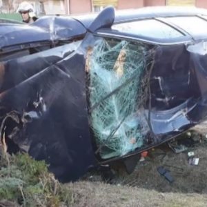 VIDEÓ: Fiatalokkal teli buszmegállóba csapódott egy autós – Centiken múlott a tragédia