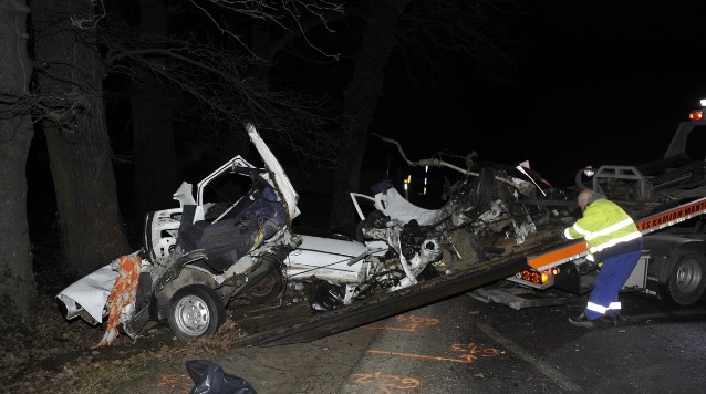 FOTÓK: Kettészakadt egy fának csapódó autó Monorierdőn – A sofőr életét vesztette