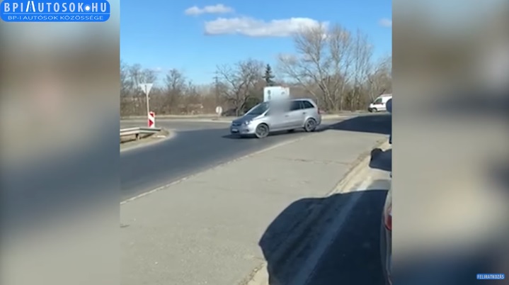 VIDEÓ: Elképesztő – Az M51-es felhajtójánál tolat és forgolódik az irányt tévesztett autós