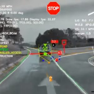 VIDEÓ: Megmutatta a Tesla, hogy mit lát az önvezető kamerája