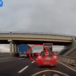 VIDEÓ: Legalább olyan úton ne csinálj ilyet, ahol nagy sebességgel közlekedünk – Hatalmas baleset lehet belőle!