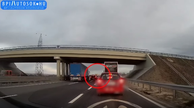 VIDEÓ: Legalább olyan úton ne csinálj ilyet, ahol nagy sebességgel közlekedünk – Hatalmas baleset lehet belőle!