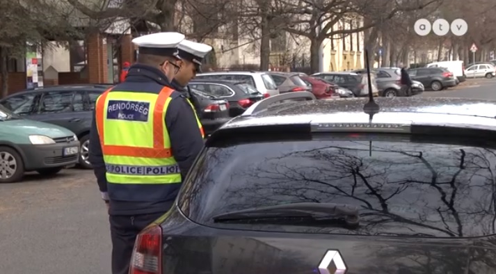 VIDEÓ: Ilyen a pofátlanító rendőrök egy napja – Most te is meghallgathatod az autósok kifogásait