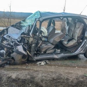FOTÓK: Személyautó és teherautó rohantak egymásba reggel Pomáznál – az autó sofőrje életét vesztette