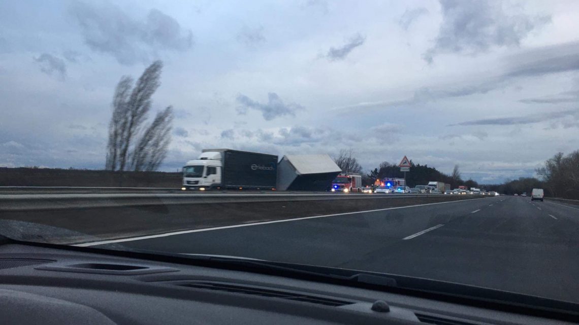 Sorra kapjuk a fotókat a pusztítóan erős szél okozott károkról Sorra kapjuk a fotókat a pusztítóan erős szél okozott károkról
