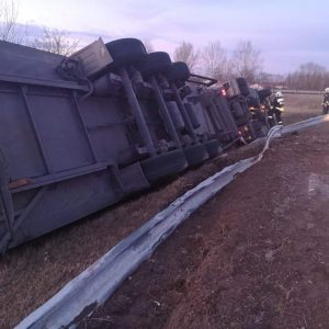 Elhunyt a vezetője annak a kamionnak, amely tegnap az M5-ös autópálya újhartyáni lehajtójánál borult fel