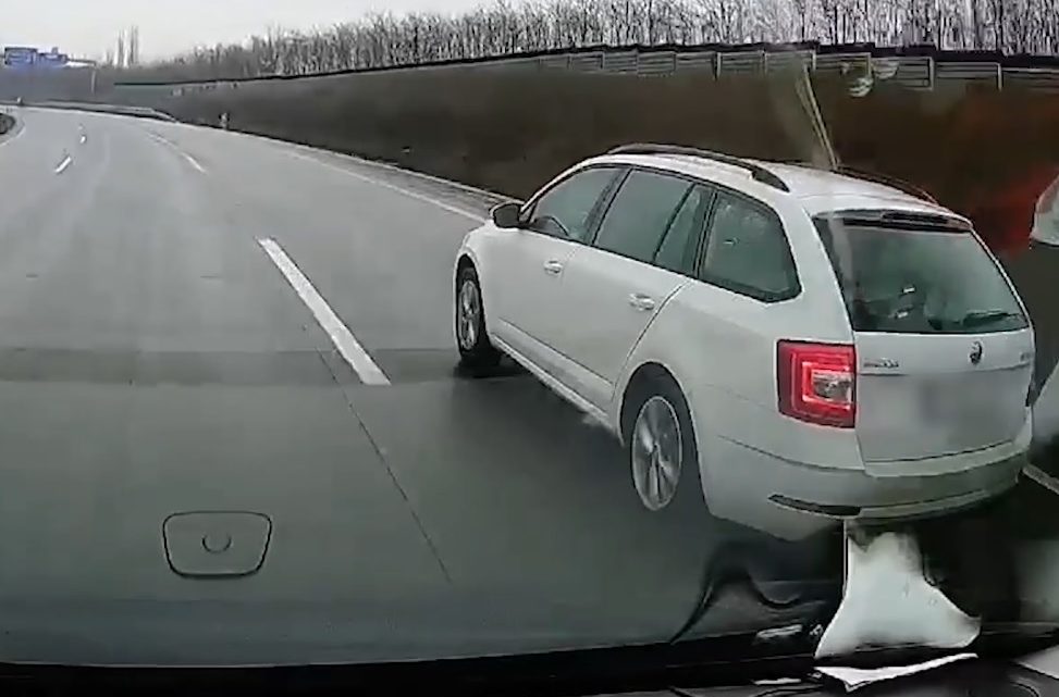 VIDEÓ: Undorítóan büntetett a Skodás az M0-áson, mert “sietett” VIDEÓ: Undorítóan büntetett a Skodás az M0-áson, mert “sietett”