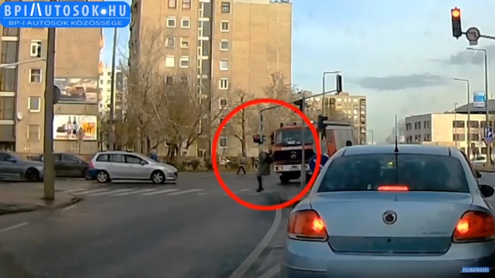 VIDEÓ: Ne csak nézz, láss is! – Szirénázó tűzoltó szerkocsi elé lépett a gyalogos