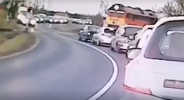 VIDEÓ: Versenyautót megszégyenítő módon ment át a síneken. Pedig jött ám a vonat