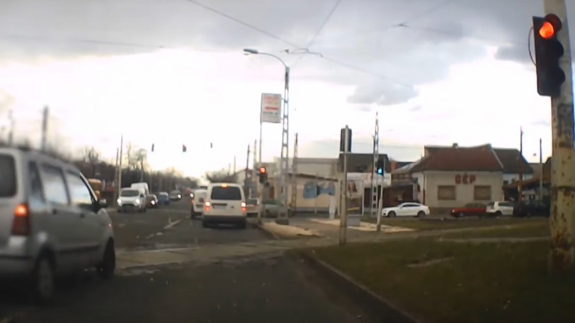 VIDEÓ: Két piros lámpa, villamossín – sürgős dolga lehetett neki is VIDEÓ: Két piros lámpa, villamossín – sürgős dolga lehetett neki is