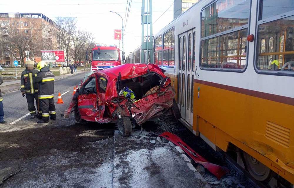 Csúnyán letarolt egy autót a 14-es villamos Angyalföldön Csúnyán letarolt egy autót a 14-es villamos Angyalföldön