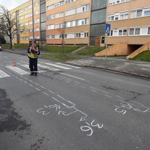 FOTÓK: A férj szeme láttára, a zebrán ütötték el az idős asszonyt