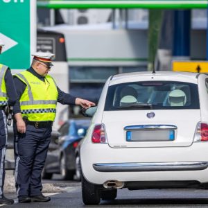 60 km-es dugó koronavírusteszt miatt az osztrák határon