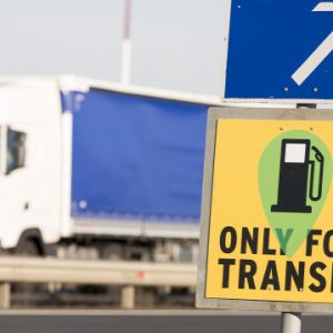 Új közlekedési táblák jelentek meg a magyar utakon a járvány miatt