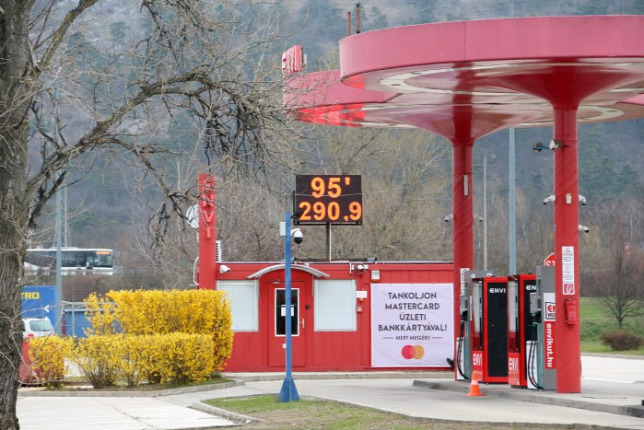 Több helyen 300 forint alatt a benzin, mert jelenleg nem kell szinte senkinek