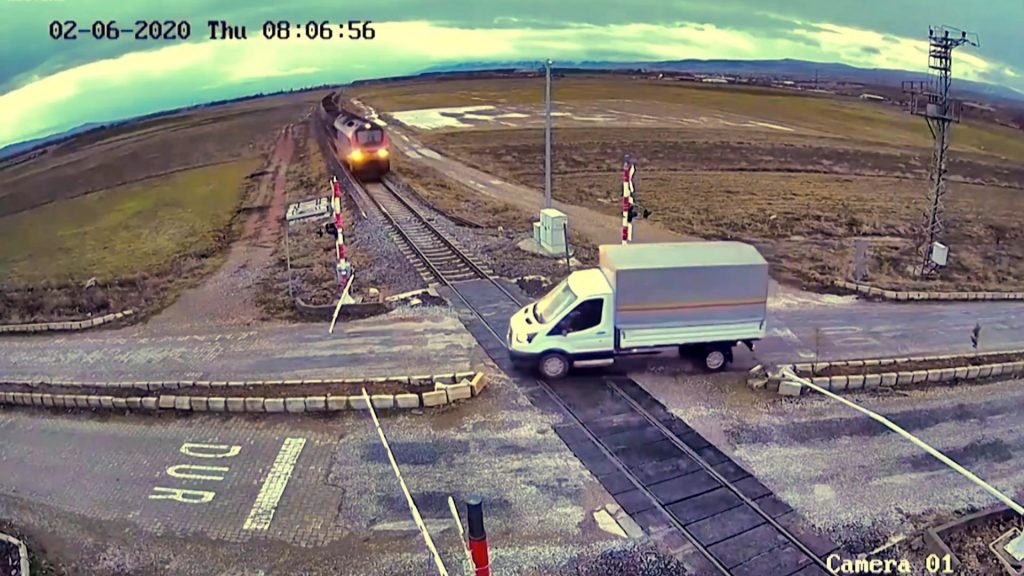 VIDEÓ: Nem fékezett időben a teherautós – épp a sínen állt meg, ahol jött a vonat
