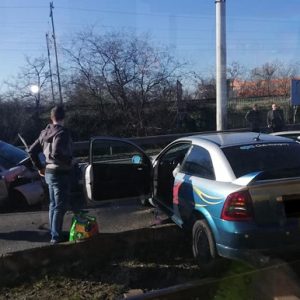 Frissítve! Két autó ütközött össze reggel a Rákóczi híd Pest felé vezető oldalán