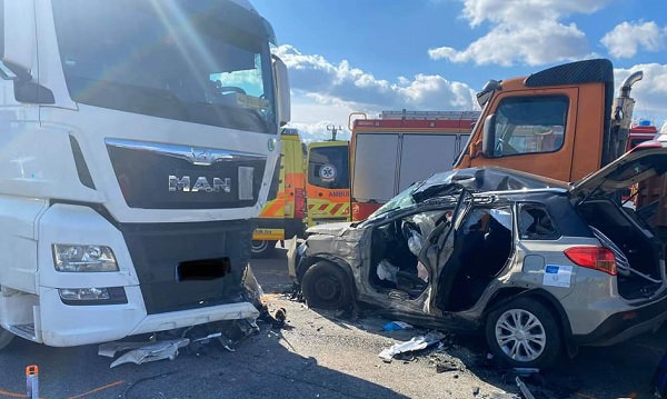FOTÓK: Két teherautó közé szorult egy személyautós a 6-oson – A sofőr életét vesztette