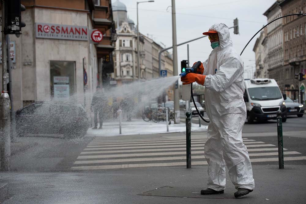 Fotók: utcafertőtlenítés Budapesten, a Ferenc körúton