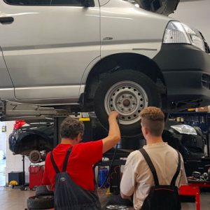 Ingyen szerel autót egy szerviz Csepelen a közszolgálatot ellátóknak