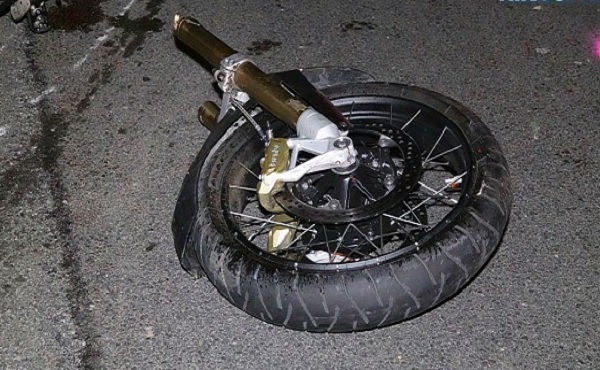 FOTÓK: Meghalt egy motoros pénteken az M5-ösön, miután nekiütközött egy pályafenntartó autónak